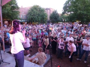 mayor-talking-to-crowd